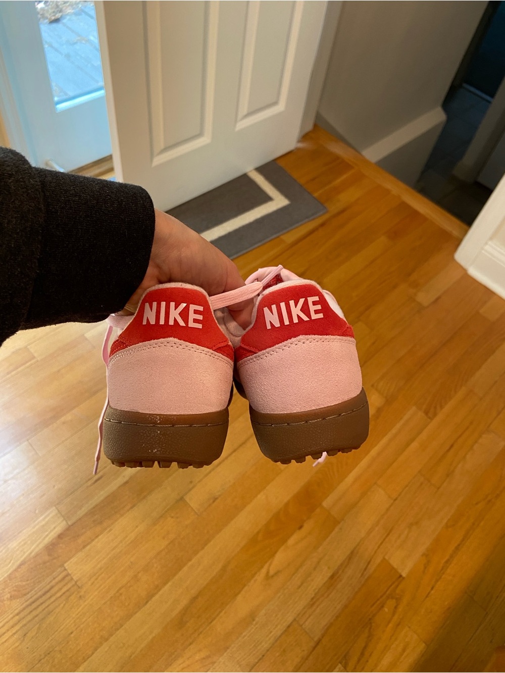 Nike Pink Low-Top Sneakers with Red Swoosh NWT 9.5 - Picture 3 of 6